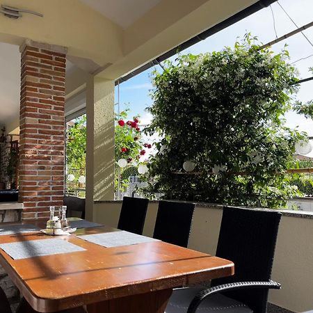 Apartmani Rozi 乌马格 外观 照片