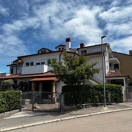 Apartmani Rozi 乌马格 外观 照片