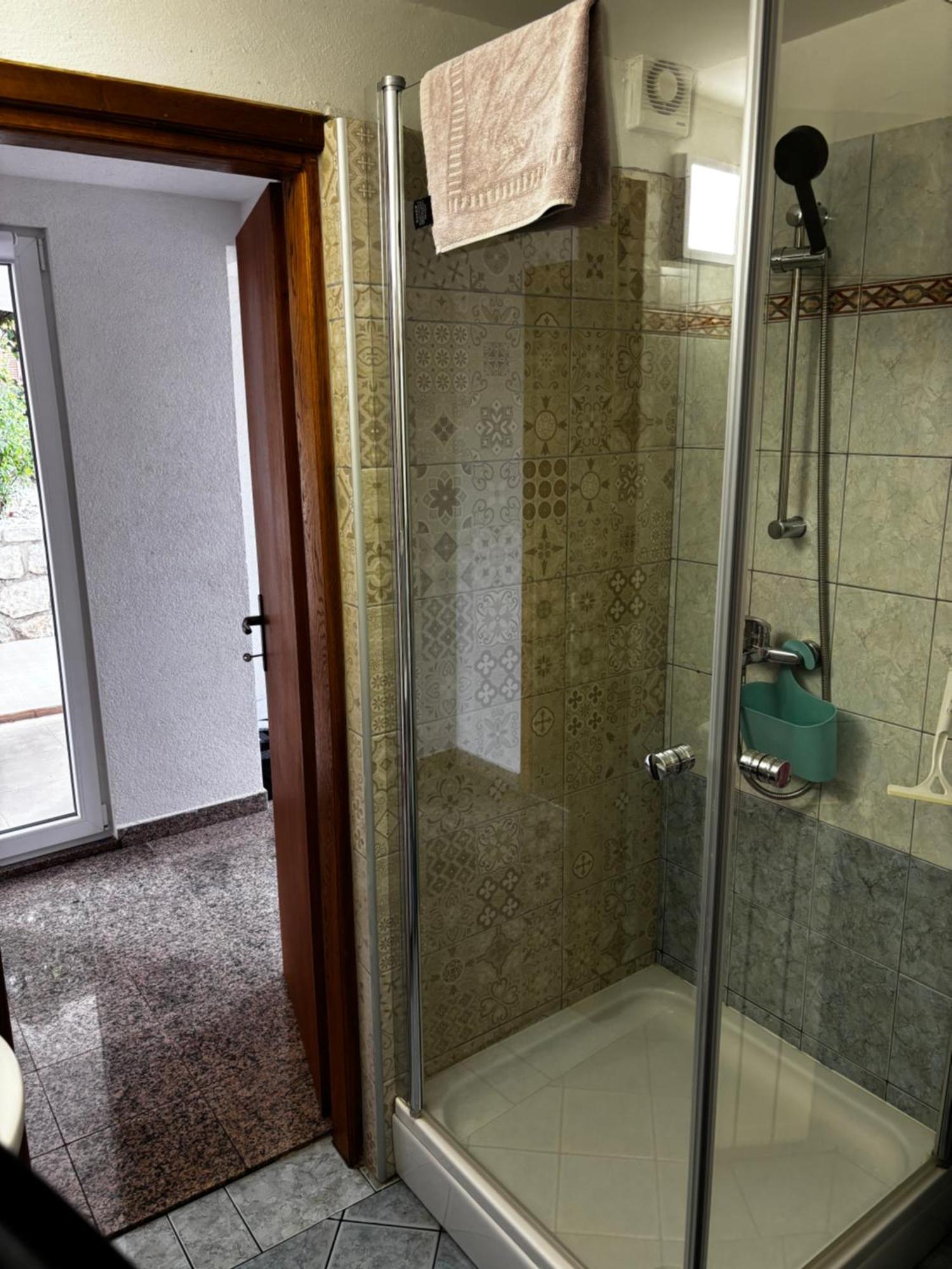 Apartmani Rozi 乌马格 外观 照片