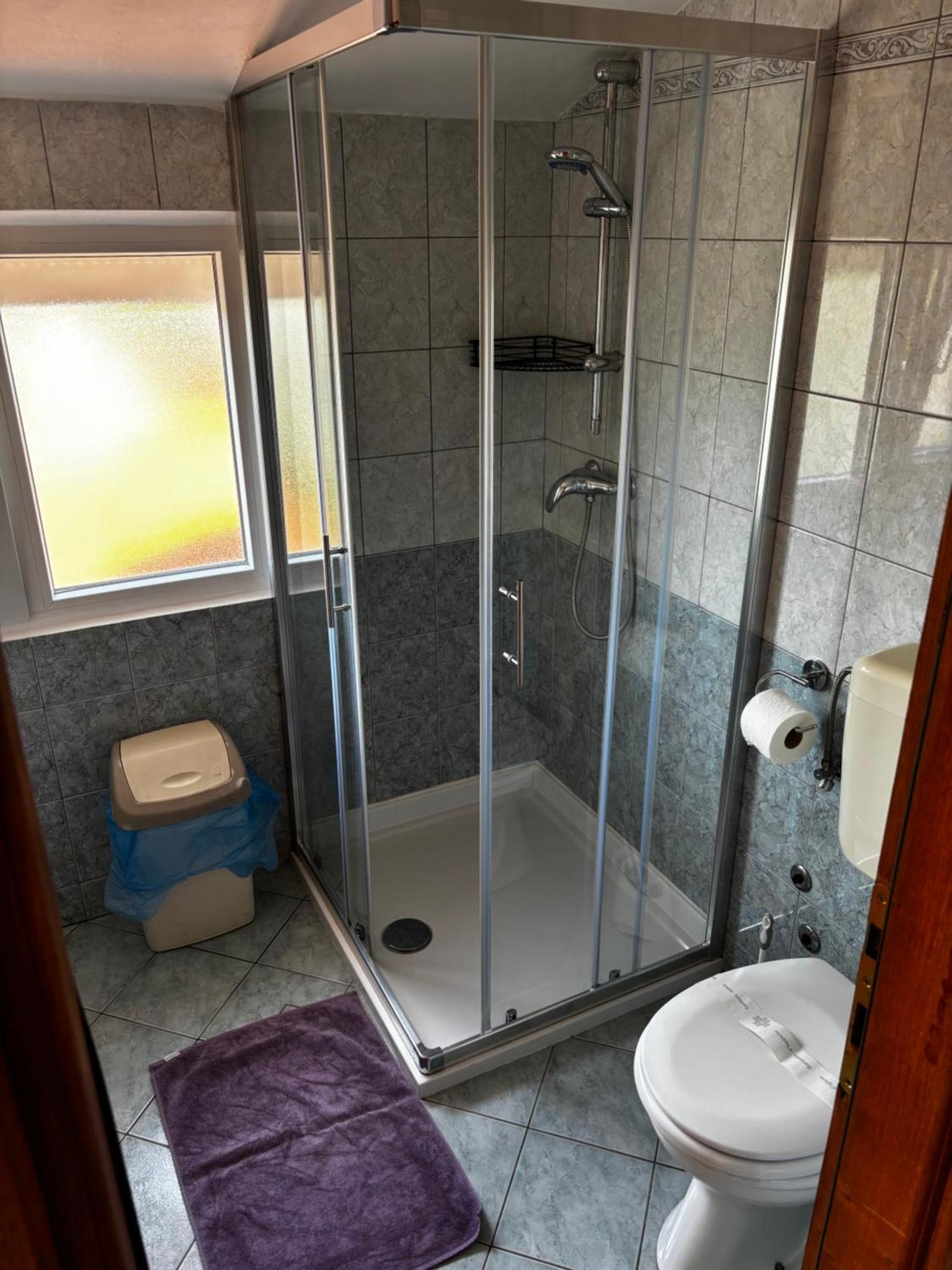 Apartmani Rozi 乌马格 外观 照片