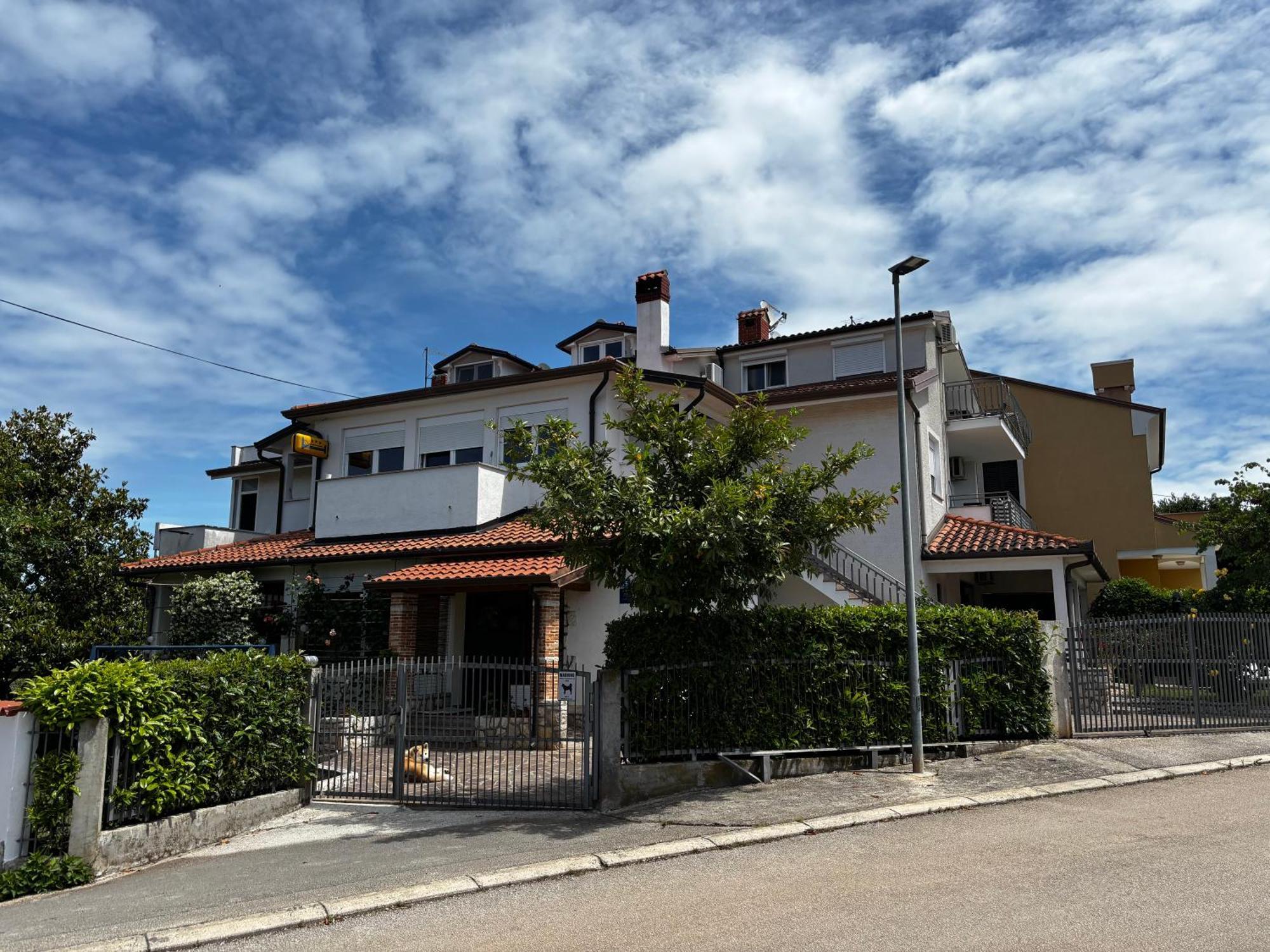 Apartmani Rozi 乌马格 外观 照片