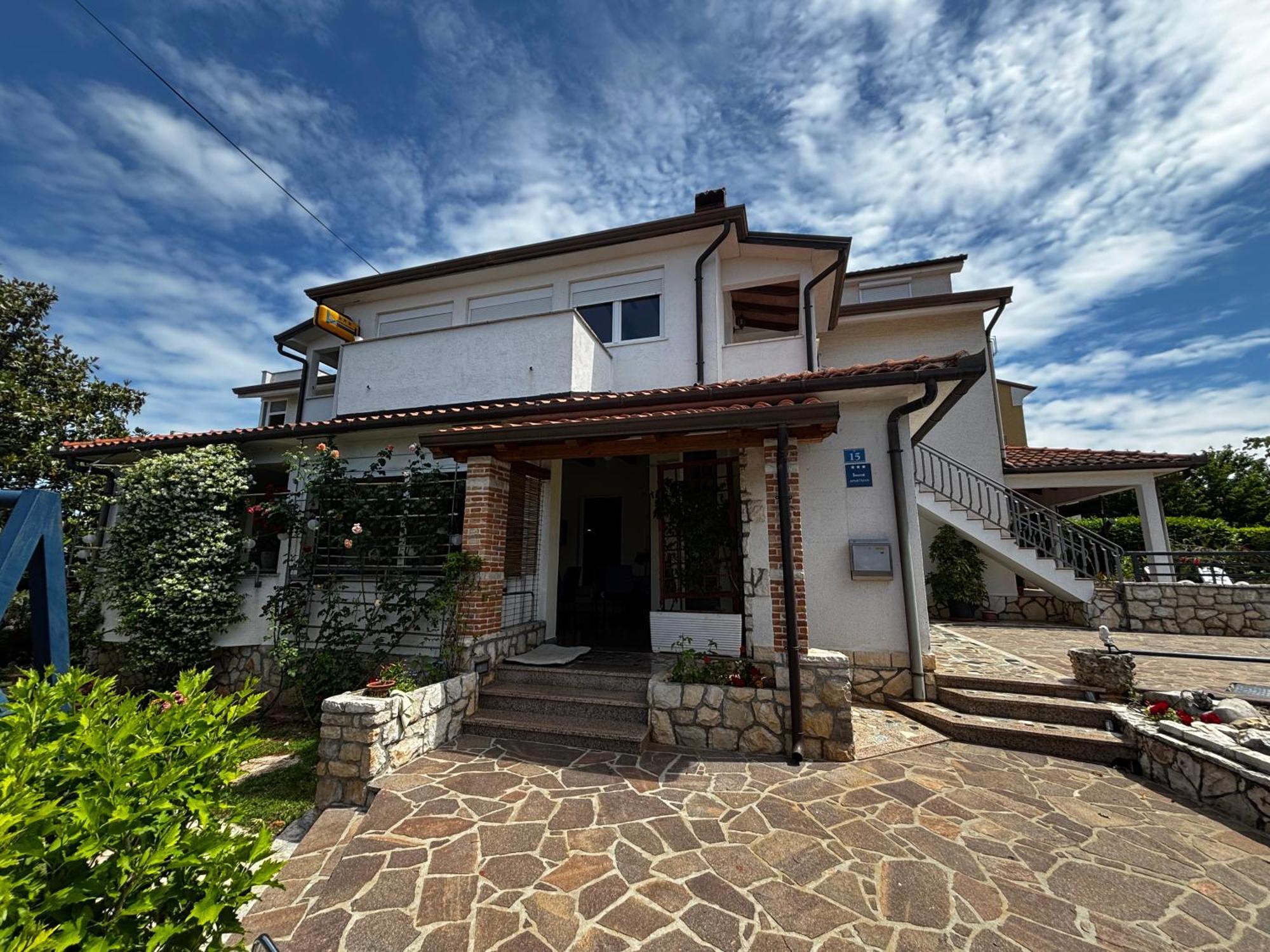 Apartmani Rozi 乌马格 外观 照片