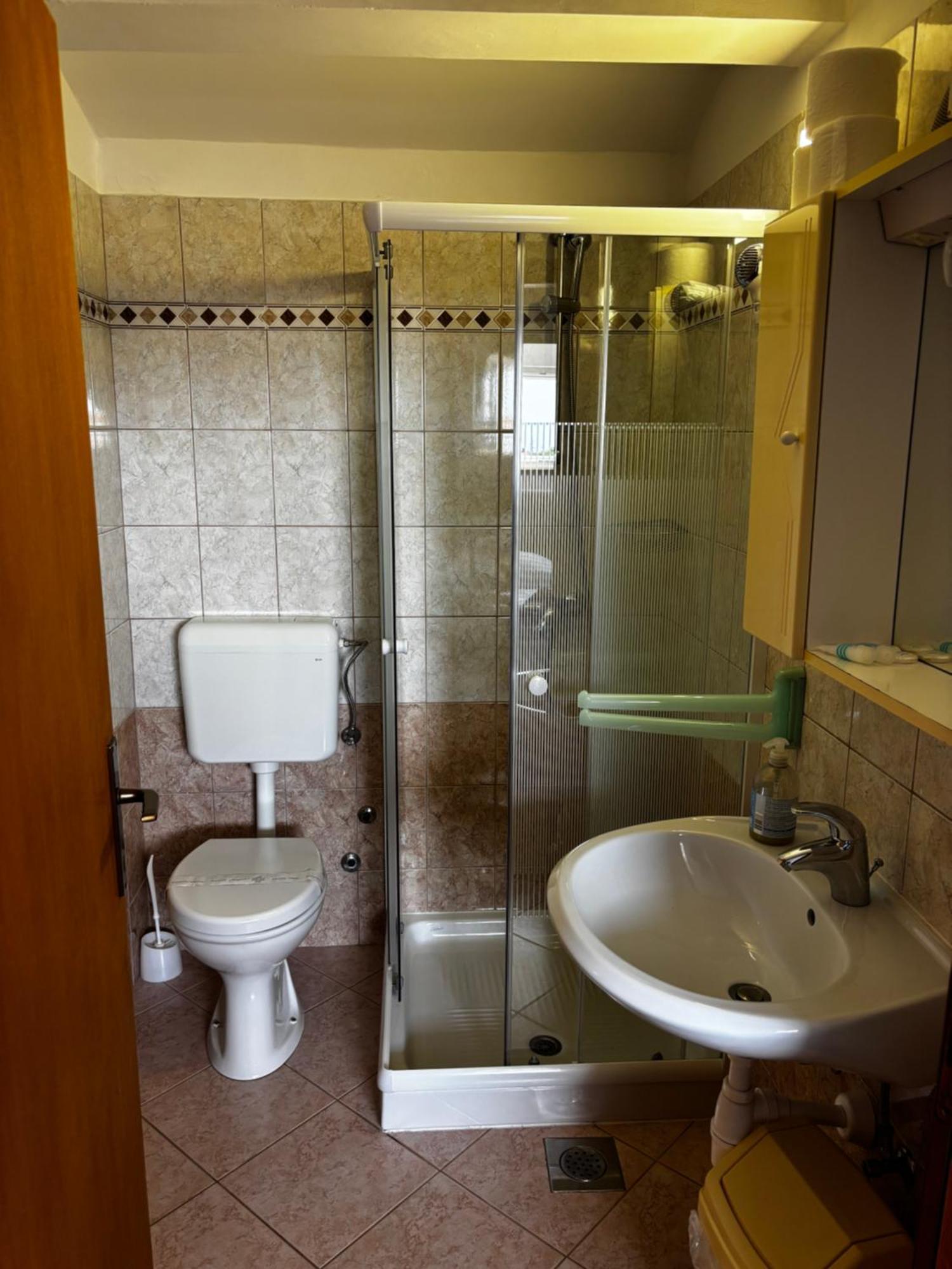 Apartmani Rozi 乌马格 外观 照片