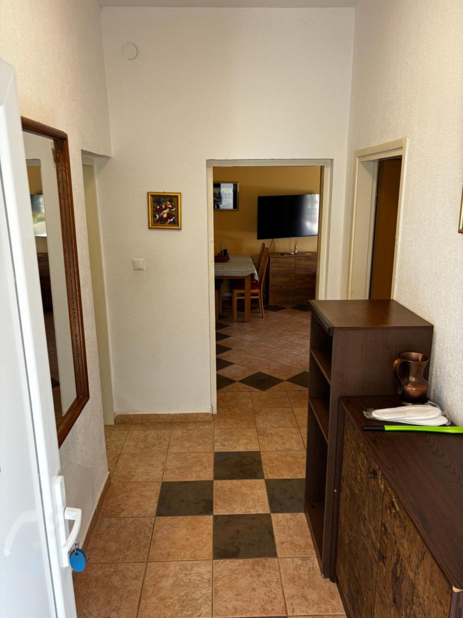 Apartmani Rozi 乌马格 外观 照片